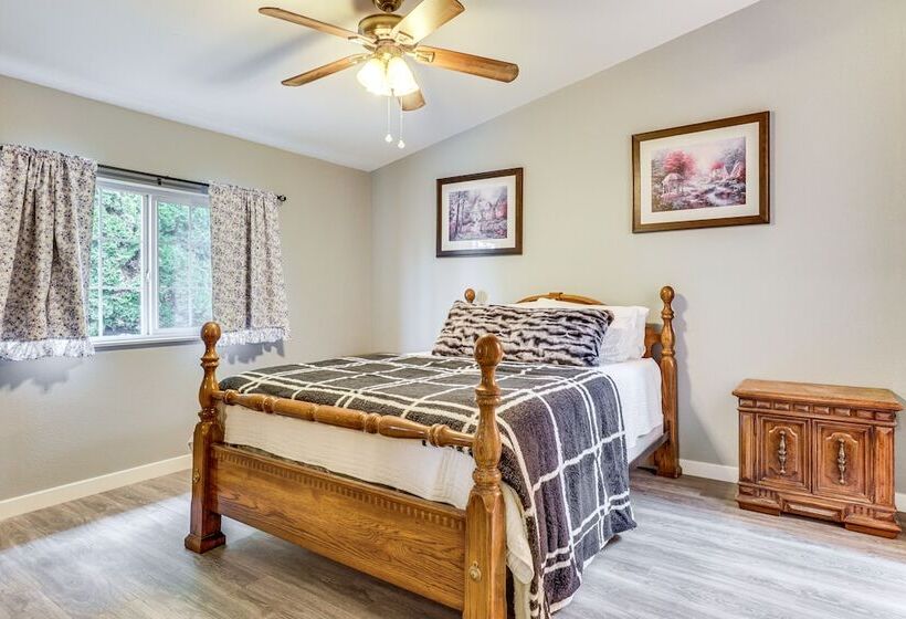 Charming Stayton Home W/ Deck + Smart Tv!