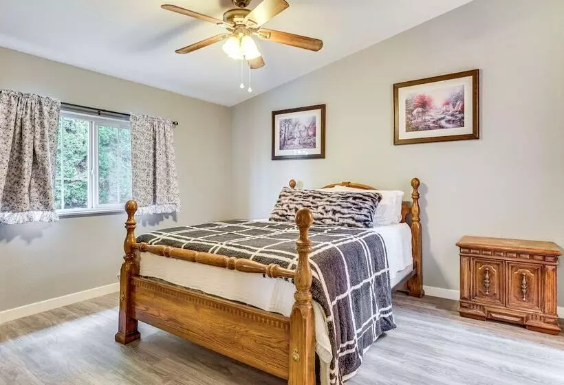 Charming Stayton Home W/ Deck + Smart Tv!