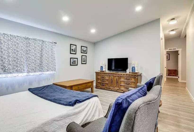 Charming Stayton Home W/ Deck + Smart Tv!