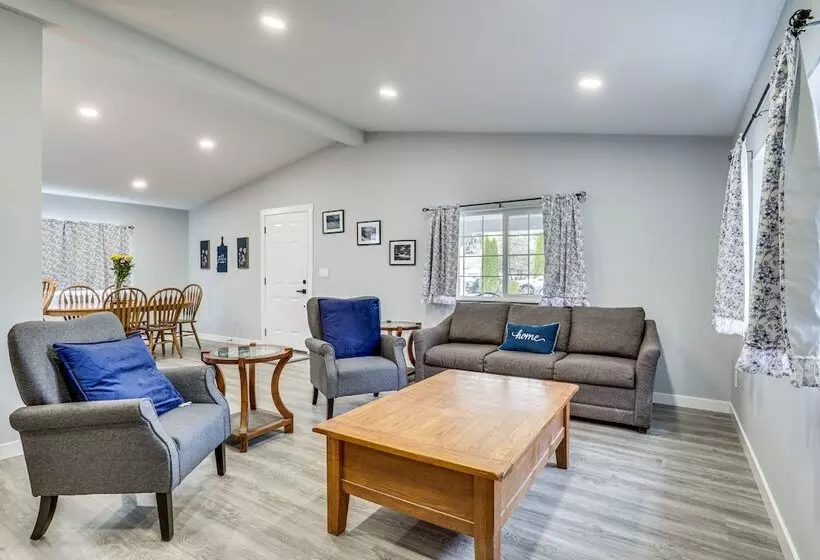 Charming Stayton Home W/ Deck + Smart Tv!