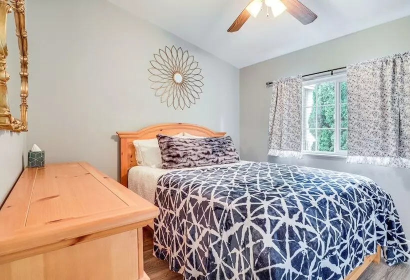 Charming Stayton Home W/ Deck + Smart Tv!