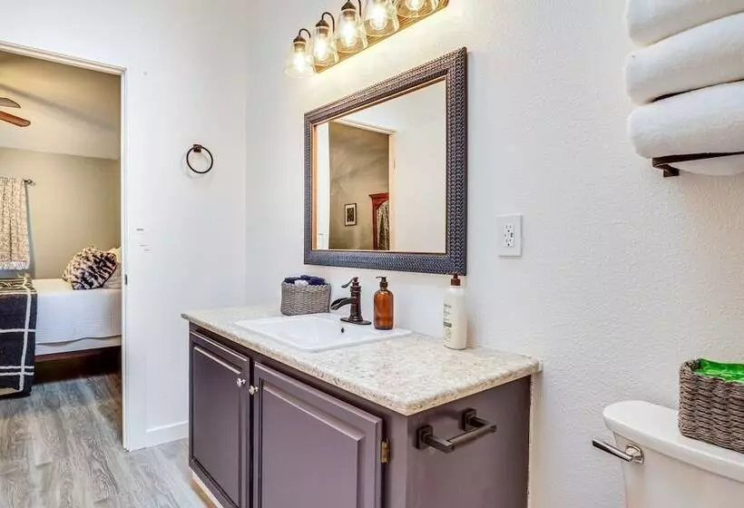 Charming Stayton Home W/ Deck + Smart Tv!