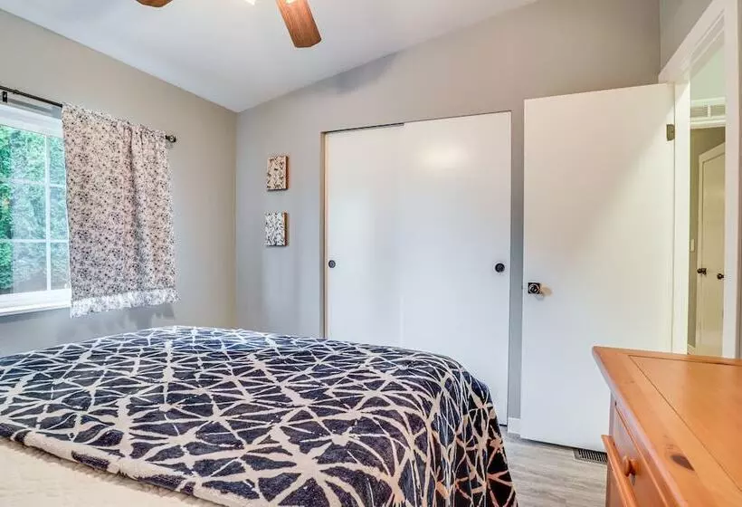 Charming Stayton Home W/ Deck + Smart Tv!