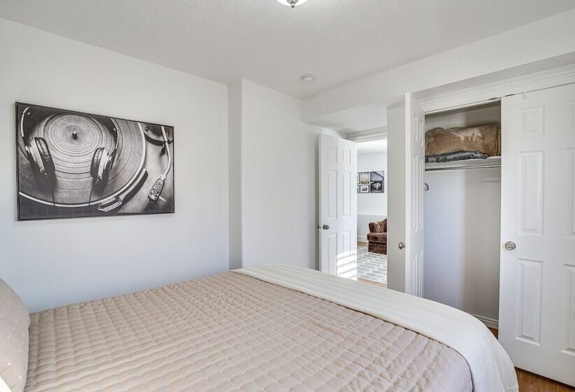 Gorgeous Lehi Home W/ Private Yard & Hot Tub!