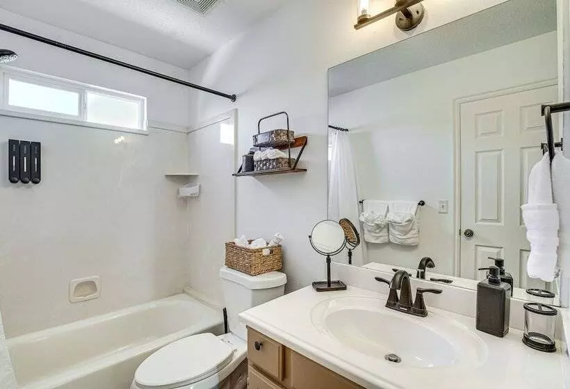 Gorgeous Lehi Home W/ Private Yard & Hot Tub!