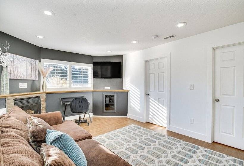 Gorgeous Lehi Home W/ Private Yard & Hot Tub!