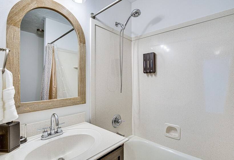 Gorgeous Lehi Home W/ Private Yard & Hot Tub!