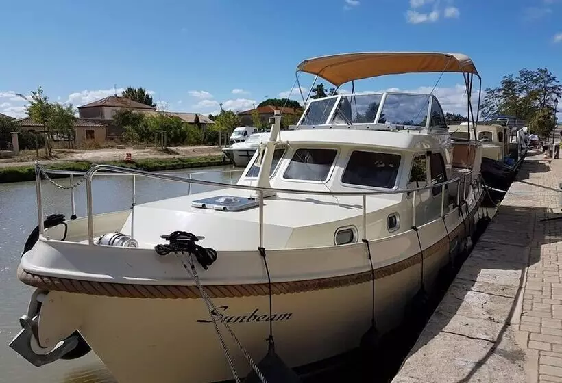 Hotelli Une Nuit à Bord