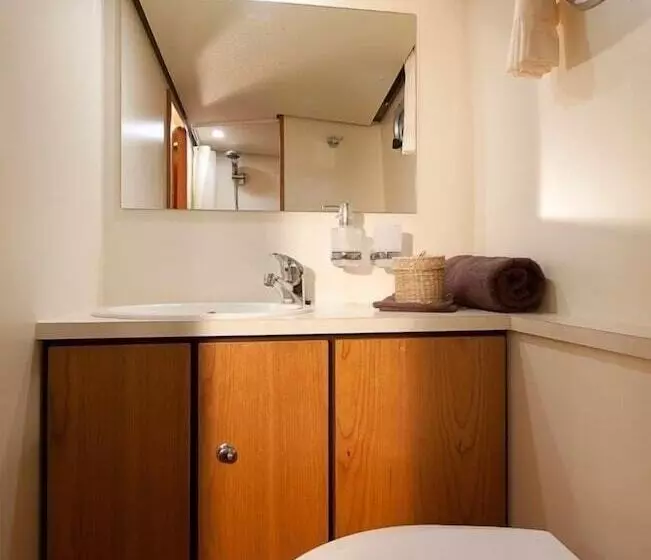 Hotelli Une Nuit à Bord