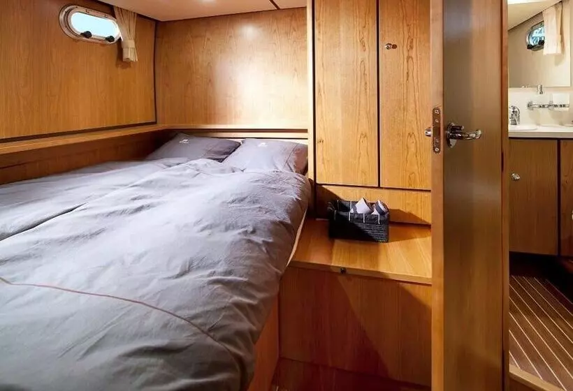 Hotelli Une Nuit à Bord