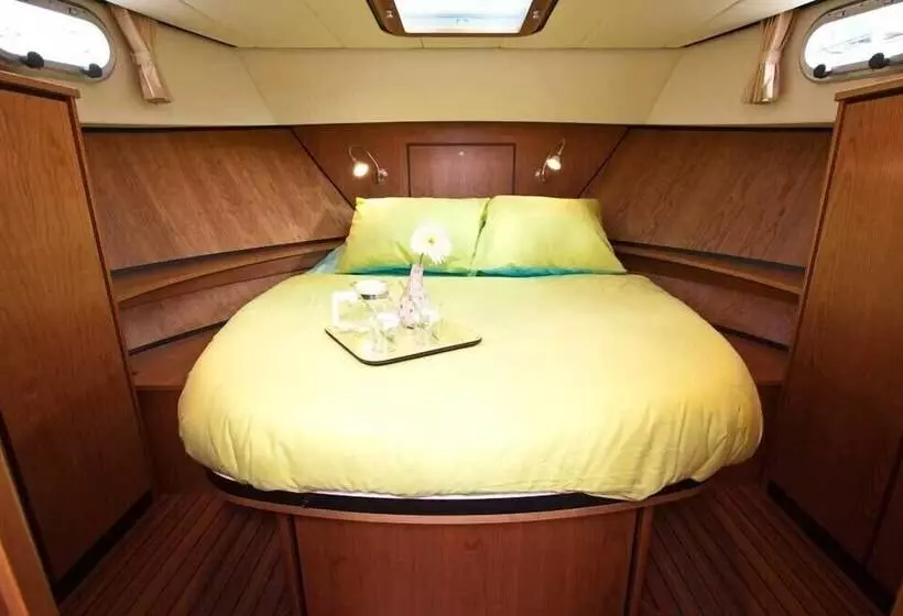 Hotelli Une Nuit à Bord