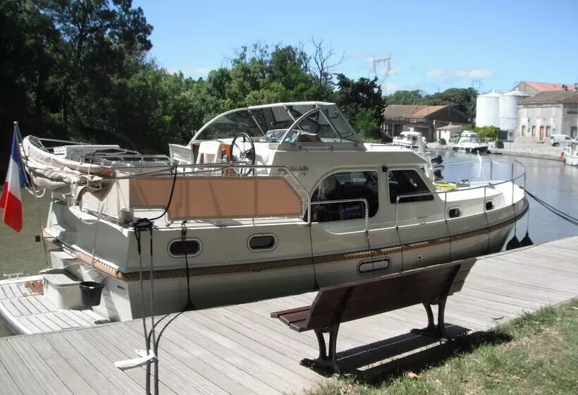 Hotelli Une Nuit à Bord