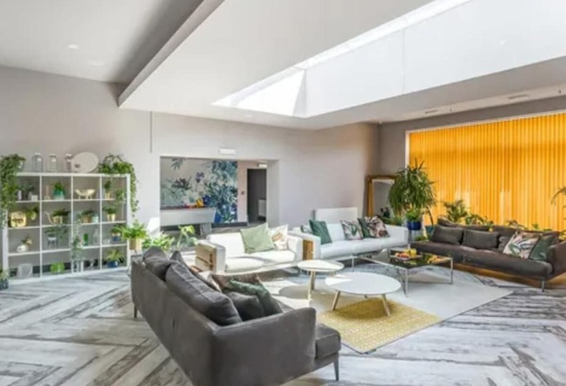 Immaculate 6 Bed Ivy House