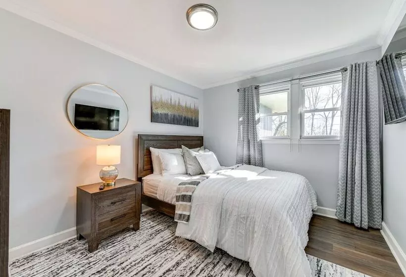 Newly Updated Home ~ 3 Mi To Downtown Charlotte!