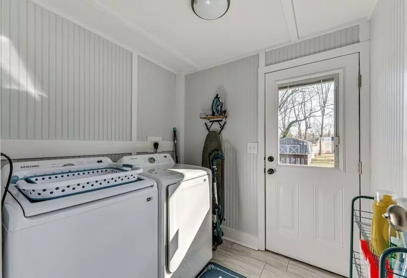 Newly Updated Home ~ 3 Mi To Downtown Charlotte!