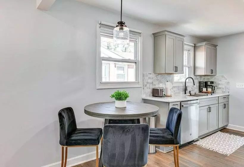 Newly Updated Home ~ 3 Mi To Downtown Charlotte!