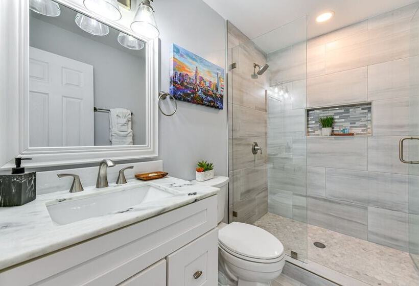 Newly Updated Home ~ 3 Mi To Downtown Charlotte!