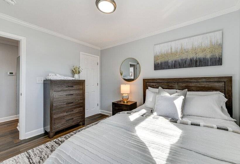 Newly Updated Home ~ 3 Mi To Downtown Charlotte!