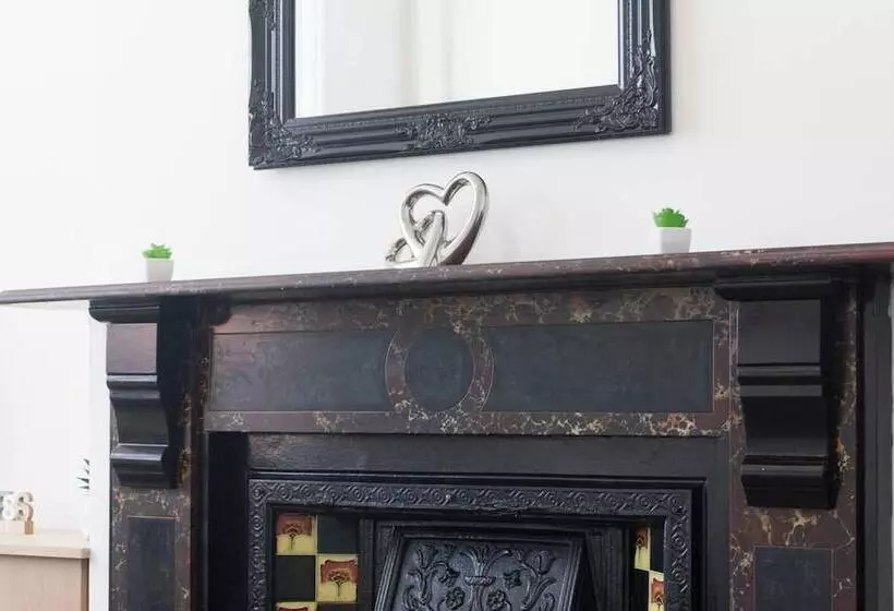 اقامتگاه Lovely 4 Bed House In Liverpool