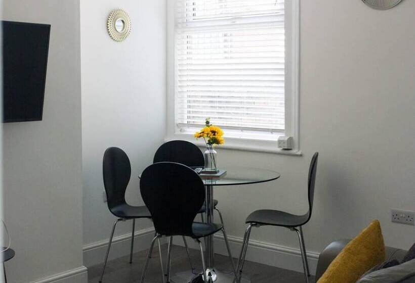 اقامتگاه Lovely 4 Bed House In Liverpool