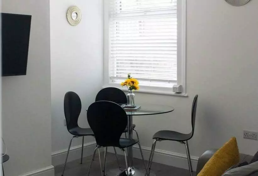 اقامتگاه Lovely 4 Bed House In Liverpool