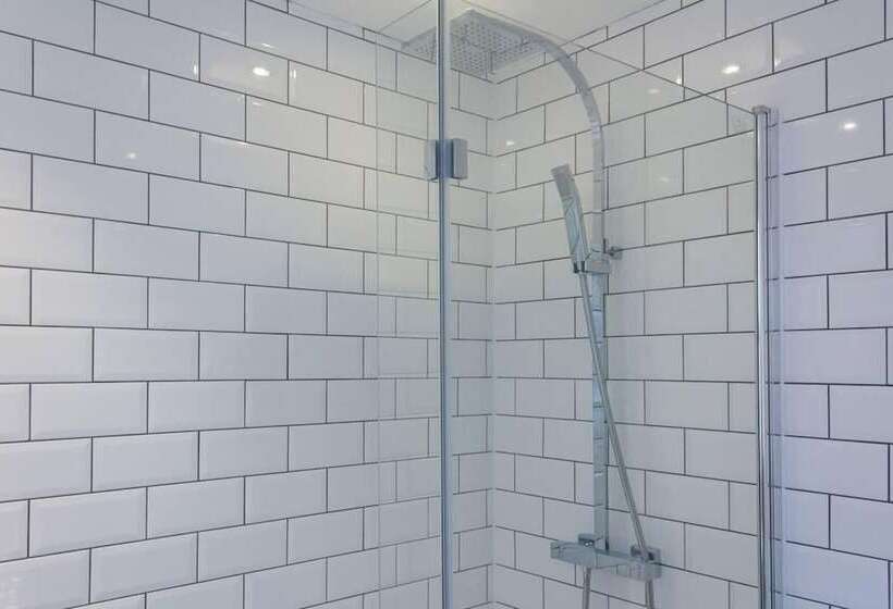 اقامتگاه Lovely 4 Bed House In Liverpool