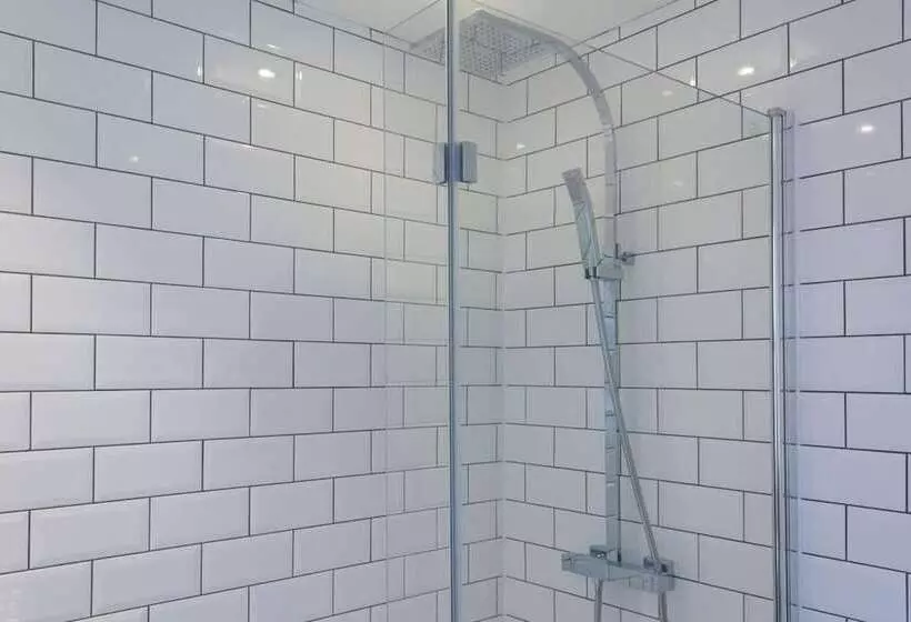 اقامتگاه Lovely 4 Bed House In Liverpool