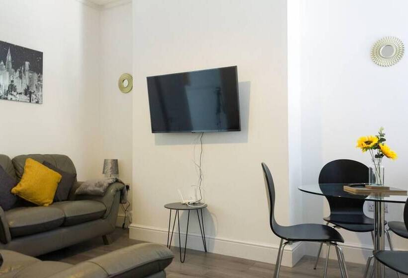اقامتگاه Lovely 4 Bed House In Liverpool