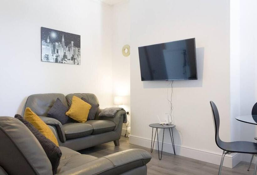 اقامتگاه Lovely 4 Bed House In Liverpool