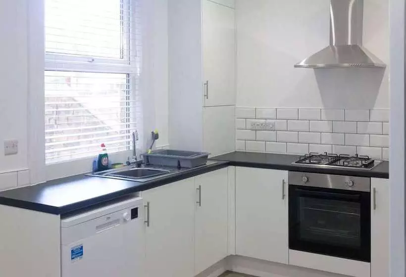 اقامتگاه Lovely 4 Bed House In Liverpool