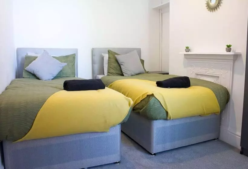 اقامتگاه Lovely 4 Bed House In Liverpool