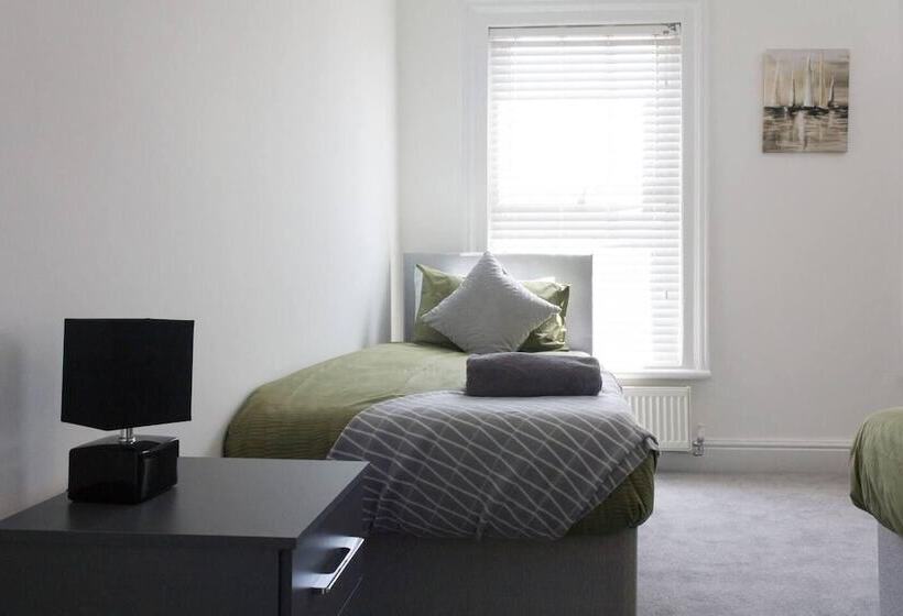 اقامتگاه Lovely 4 Bed House In Liverpool