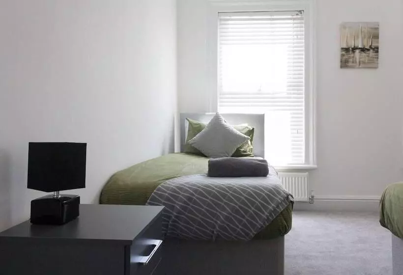 اقامتگاه Lovely 4 Bed House In Liverpool