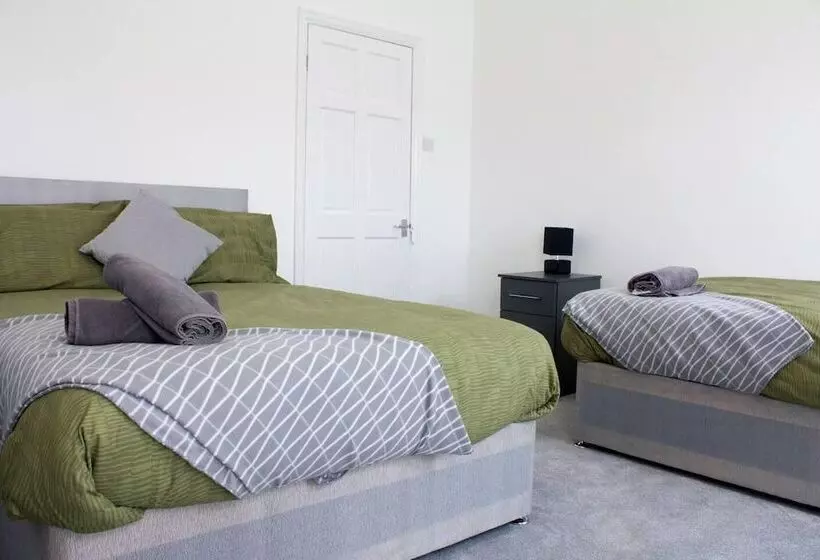 اقامتگاه Lovely 4 Bed House In Liverpool