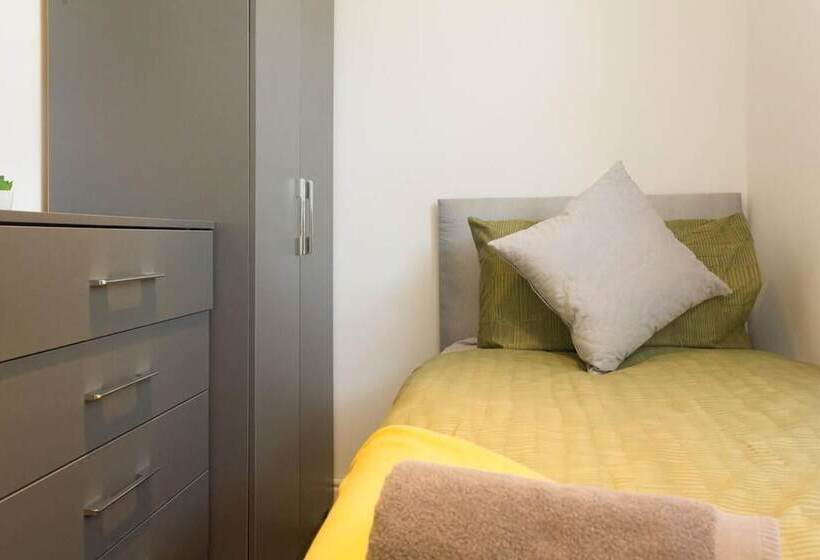 اقامتگاه Lovely 4 Bed House In Liverpool