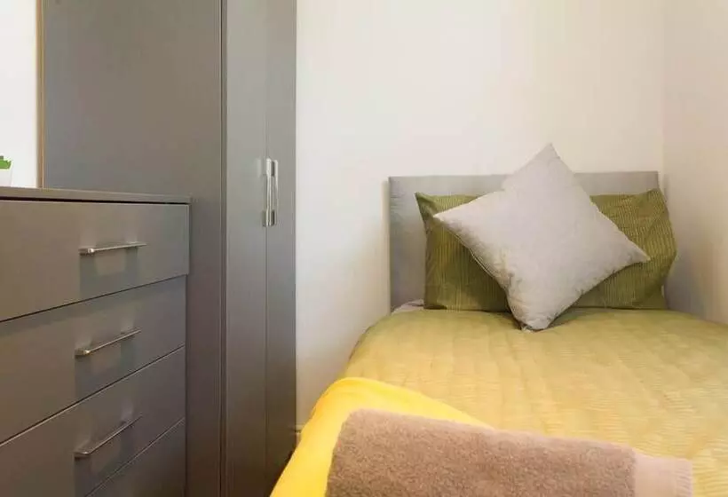 اقامتگاه Lovely 4 Bed House In Liverpool