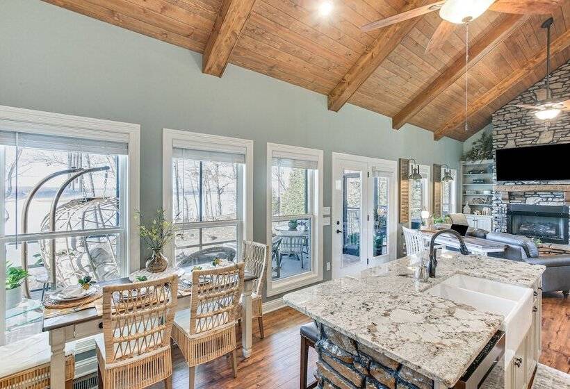 Scottsville Cottage: Fire Pit & All Year Lake View