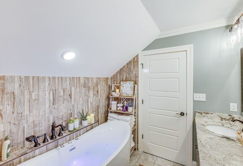 Scottsville Cottage: Fire Pit & All Year Lake View