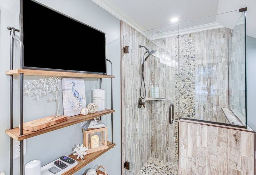 Scottsville Cottage: Fire Pit & All Year Lake View