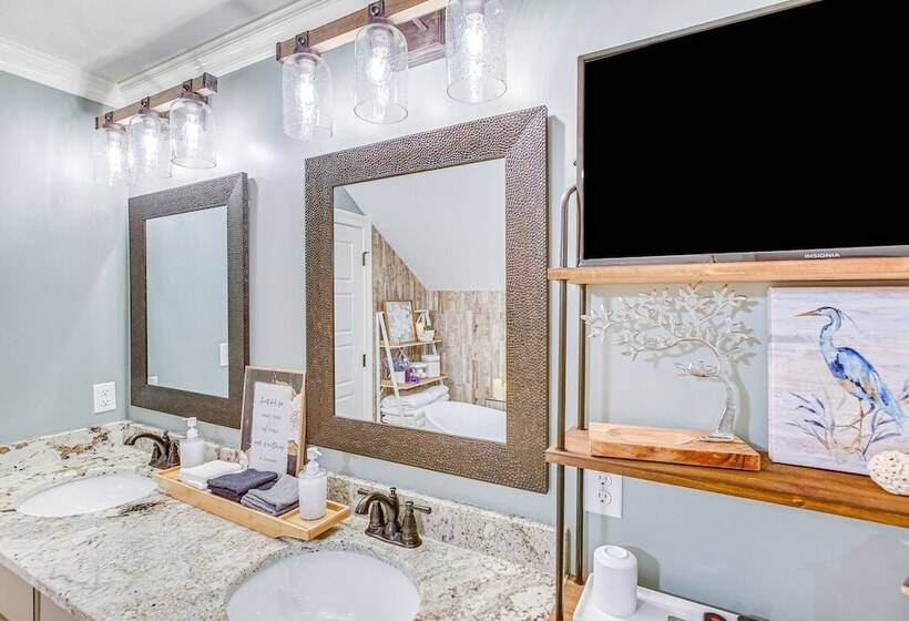 Scottsville Cottage: Fire Pit & All Year Lake View