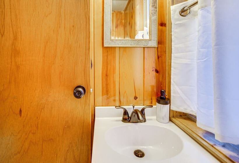 Solitude Mountain Cabin: Creek Side View & Hot Tub