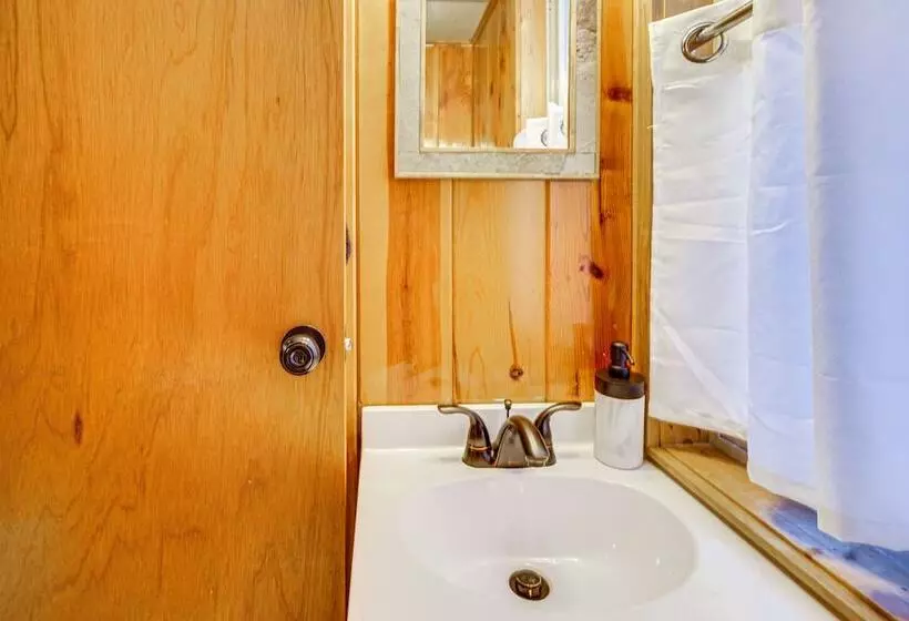 Solitude Mountain Cabin: Creek Side View & Hot Tub