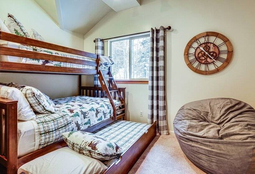 Solitude Mountain Cabin: Creek Side View & Hot Tub