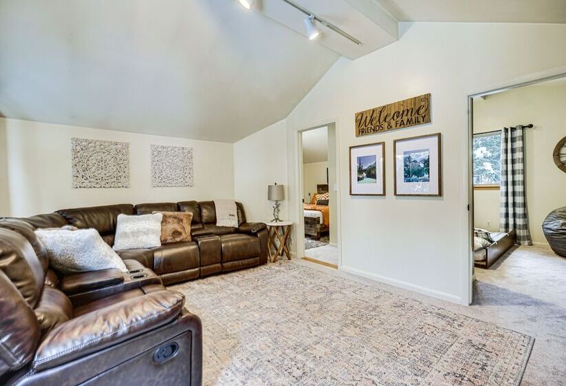 Solitude Mountain Cabin: Creek Side View & Hot Tub