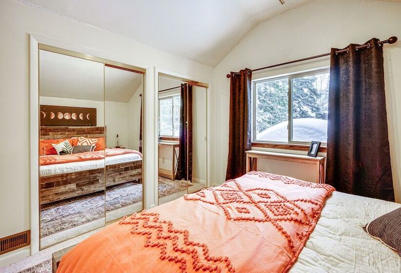 Solitude Mountain Cabin: Creek Side View & Hot Tub