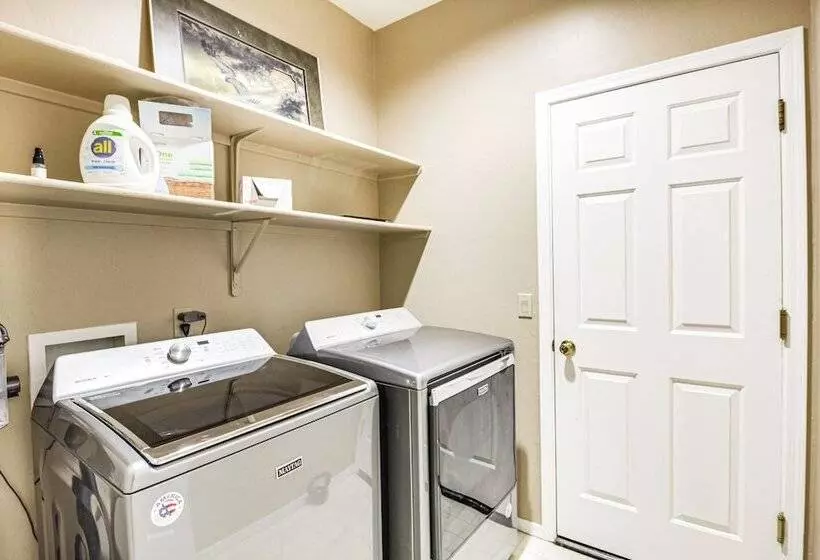 Spacious Tucson Home W/ Yard: 11 Mi To Downtown