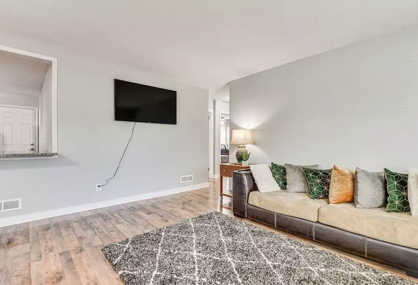 Updated Charlotte Home W/ Yard ~ 3 Mi To Uptown!