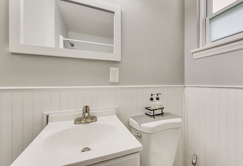 Updated Charlotte Home W/ Yard ~ 3 Mi To Uptown!