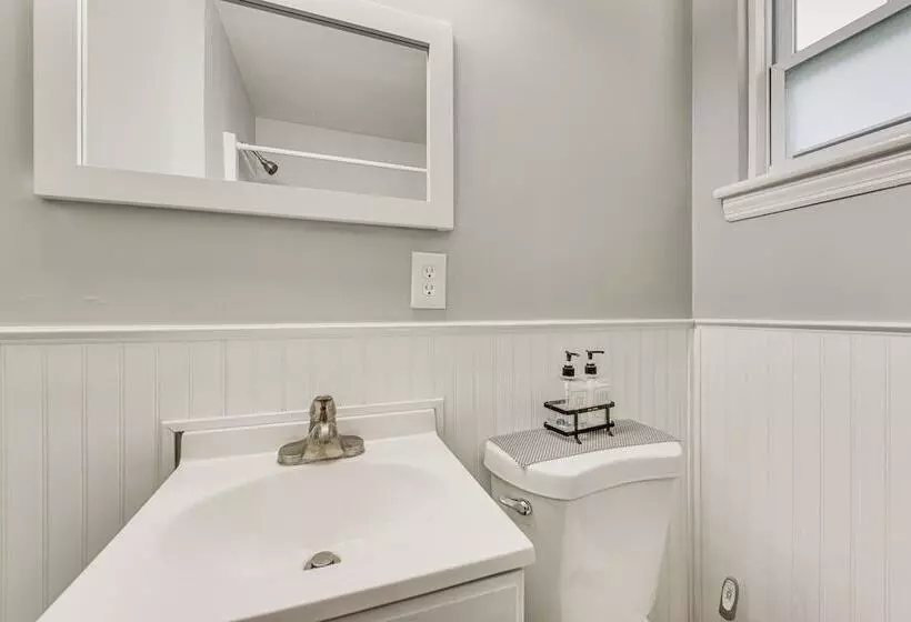 Updated Charlotte Home W/ Yard ~ 3 Mi To Uptown!