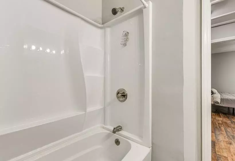 Updated Charlotte Home W/ Yard ~ 3 Mi To Uptown!